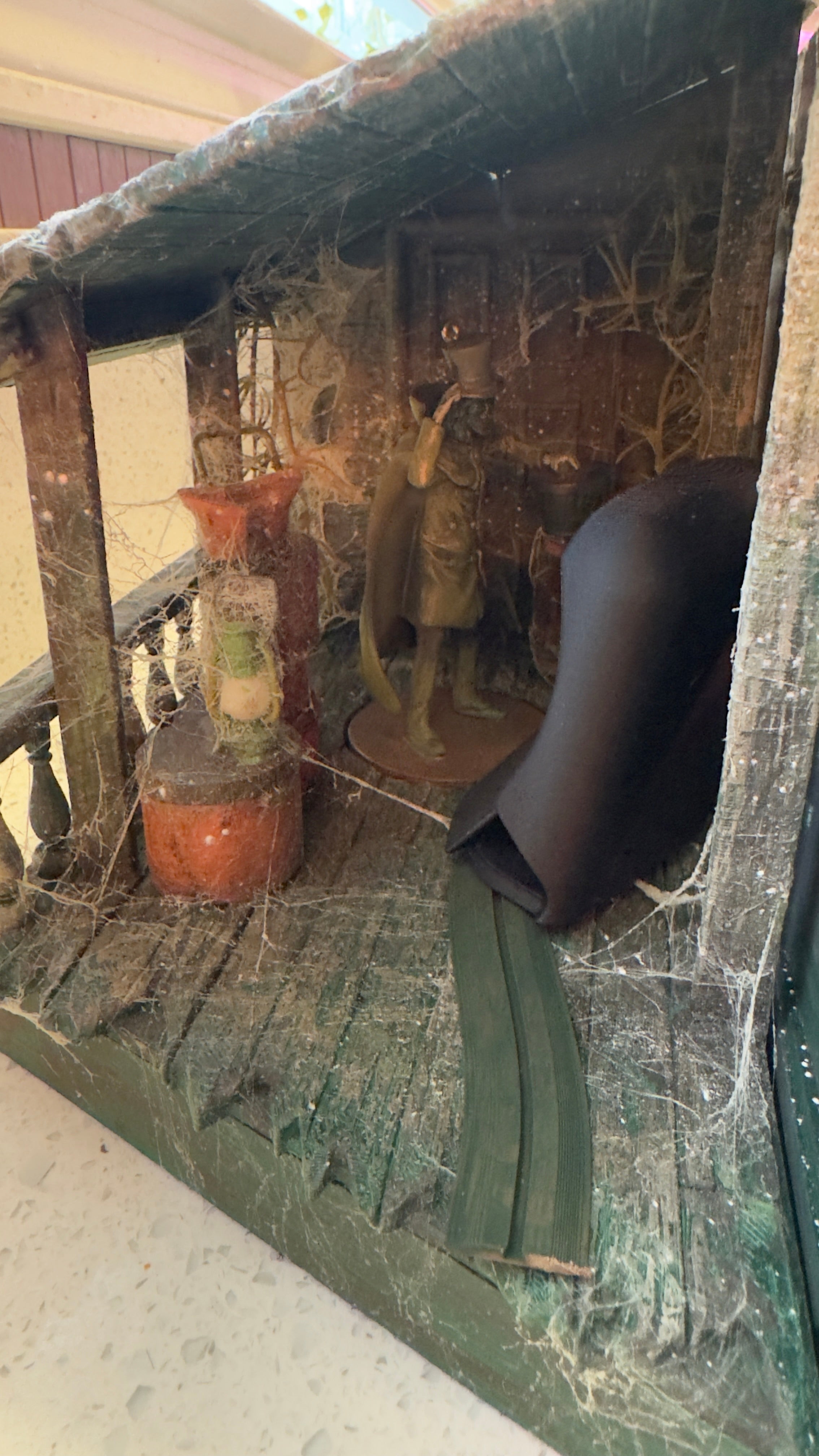 HatBox Ghosts Balcony Ornament scene
